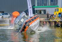 Kantelproef nieuwe reddingboot KNRM reddingstation De Cocksdorp - foto Roel Ovinge