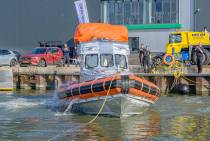 Kantelproef nieuwe reddingboot KNRM reddingstation De Cocksdorp - foto Roel Ovinge