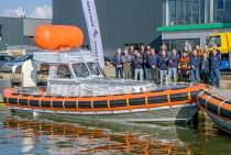 Kantelproef nieuwe reddingboot KNRM reddingstation De Cocksdorp - foto Roel Ovinge