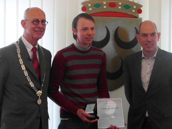 De heer T.P. Lindhout ontvangt onderscheiding uit handen van burgemeester Staatsen van Voorschoten. 