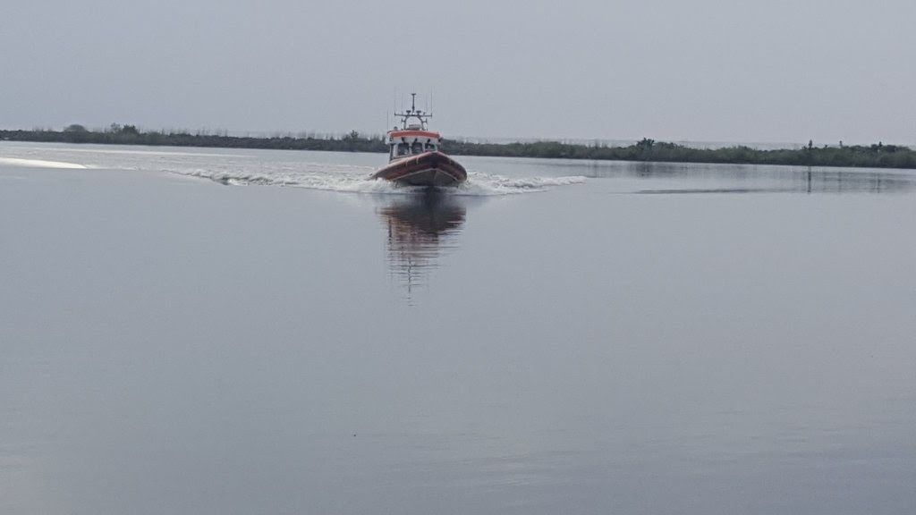 KNRM reddingboot Watersport keert terug naar het boothuis om ambulancepersoneel op te halen. Foto Fa