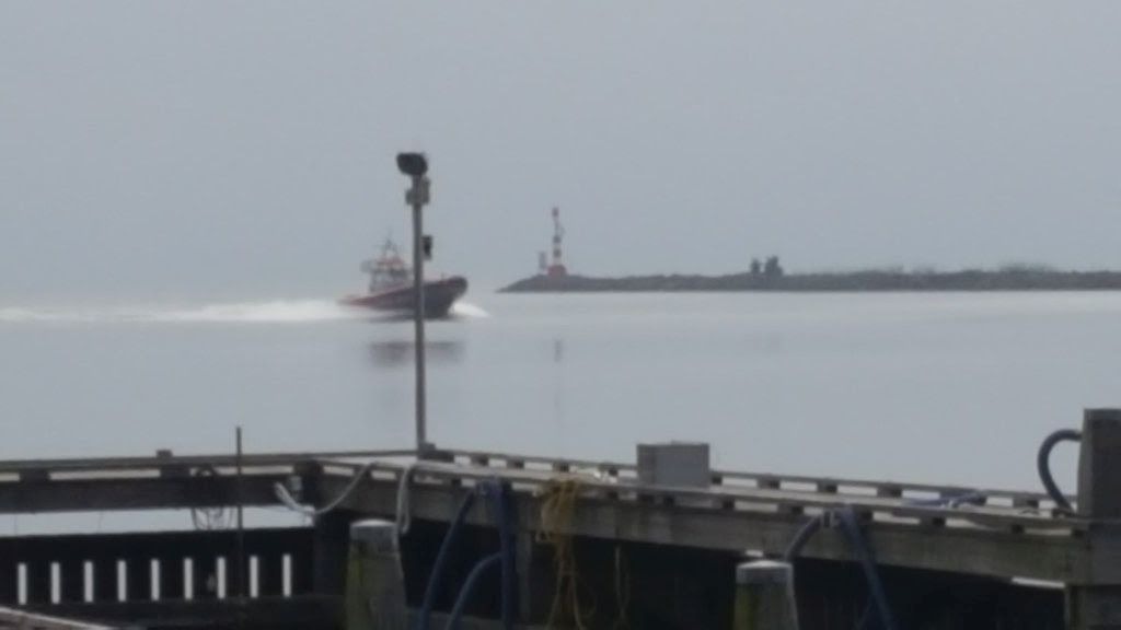 KNRM reddingboot Watersport keert terug naar het boothuis om ambulancepersoneel op te halen. Foto Fa