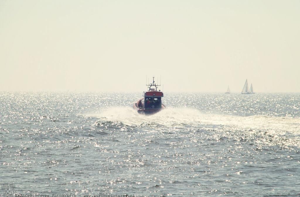 Reddingboot Watersport op zoek naar stoorzender. foto EnRiCoPictures