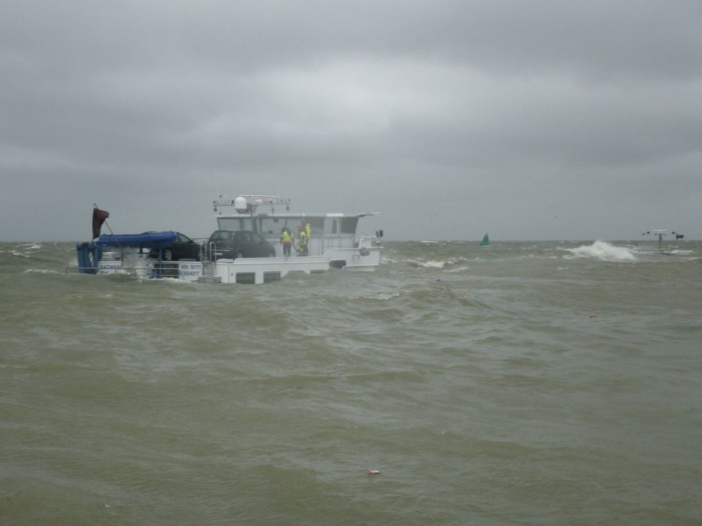 Binnenvaartschip staat stabiel op de bodum van het IJsselmeer. KNRM Enkhuizen