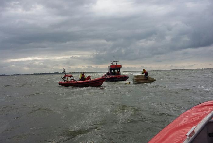 Zeilbootje omgeslagen op het IJsselmeer. KNRM Andijk