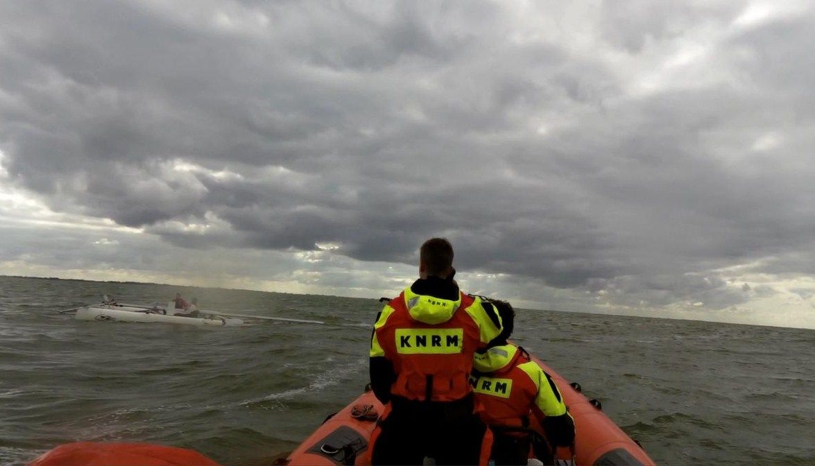 Catamaran met gebroken mast op het IJselmeer. KNRM Enkhuizen