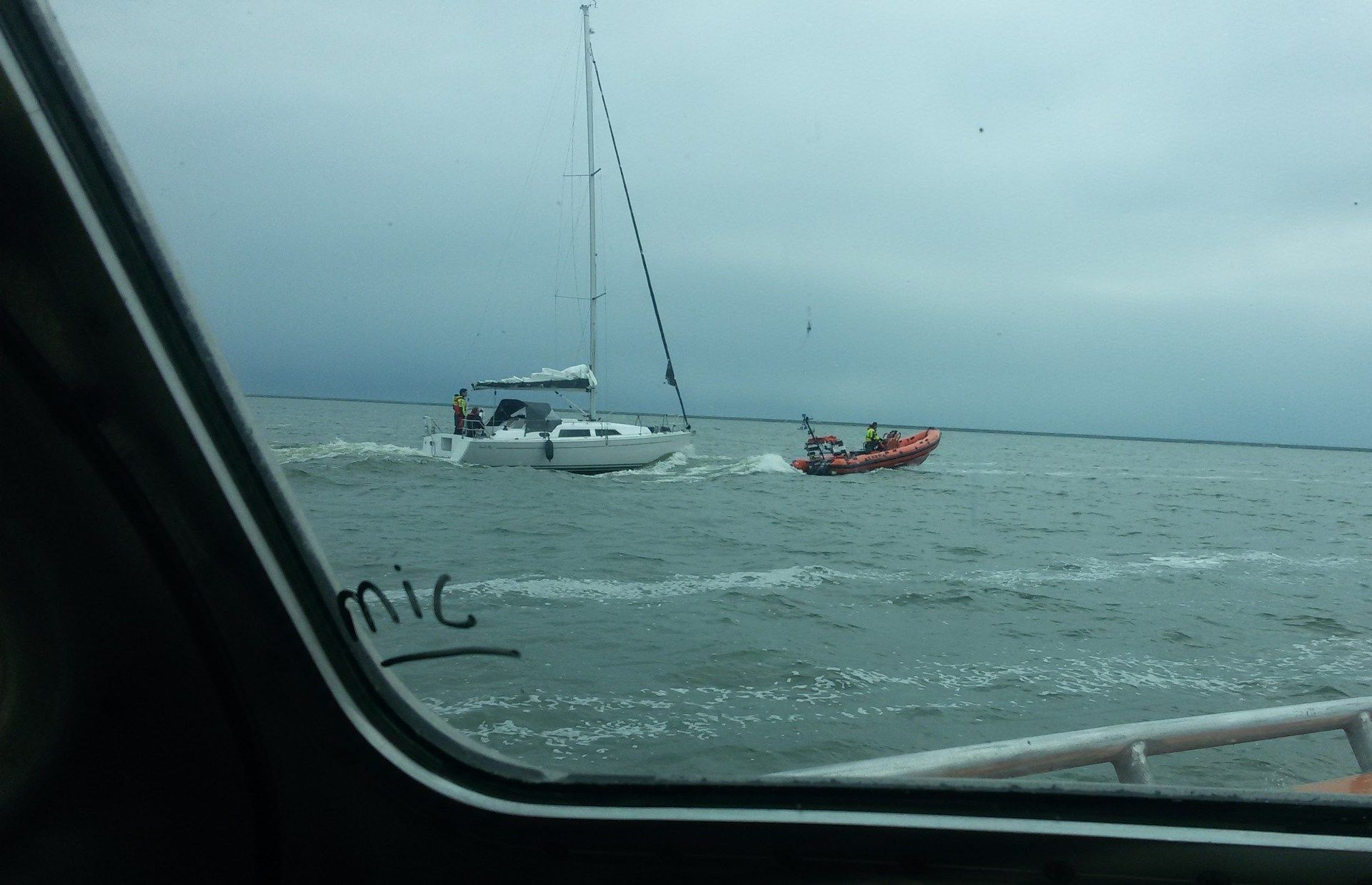 Reddingboot Corrie Dijkstra van Elk brengt zeiljacht met motorstoring naar de haven. KNRM Enkhuizen