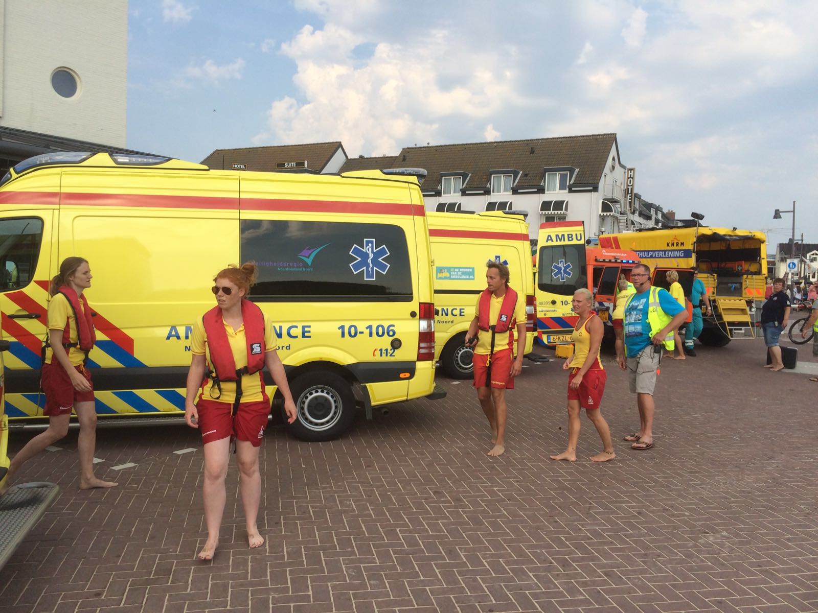 Meerdere ambulances staan gereeds aan het strand van Egmond