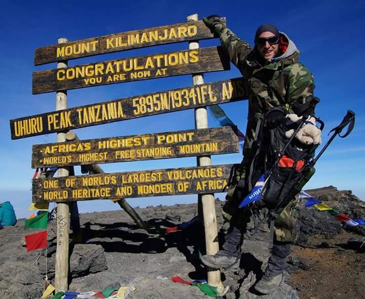 Opstapper Robbin Wit op de top van de Kilimanjaro