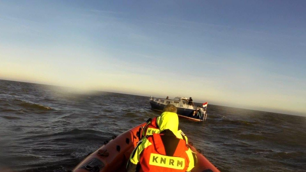 Reddingboot Corrie Dijkstra arriveert bij het in problemen verkerende motorsailer. KNRM Enkhuizen.