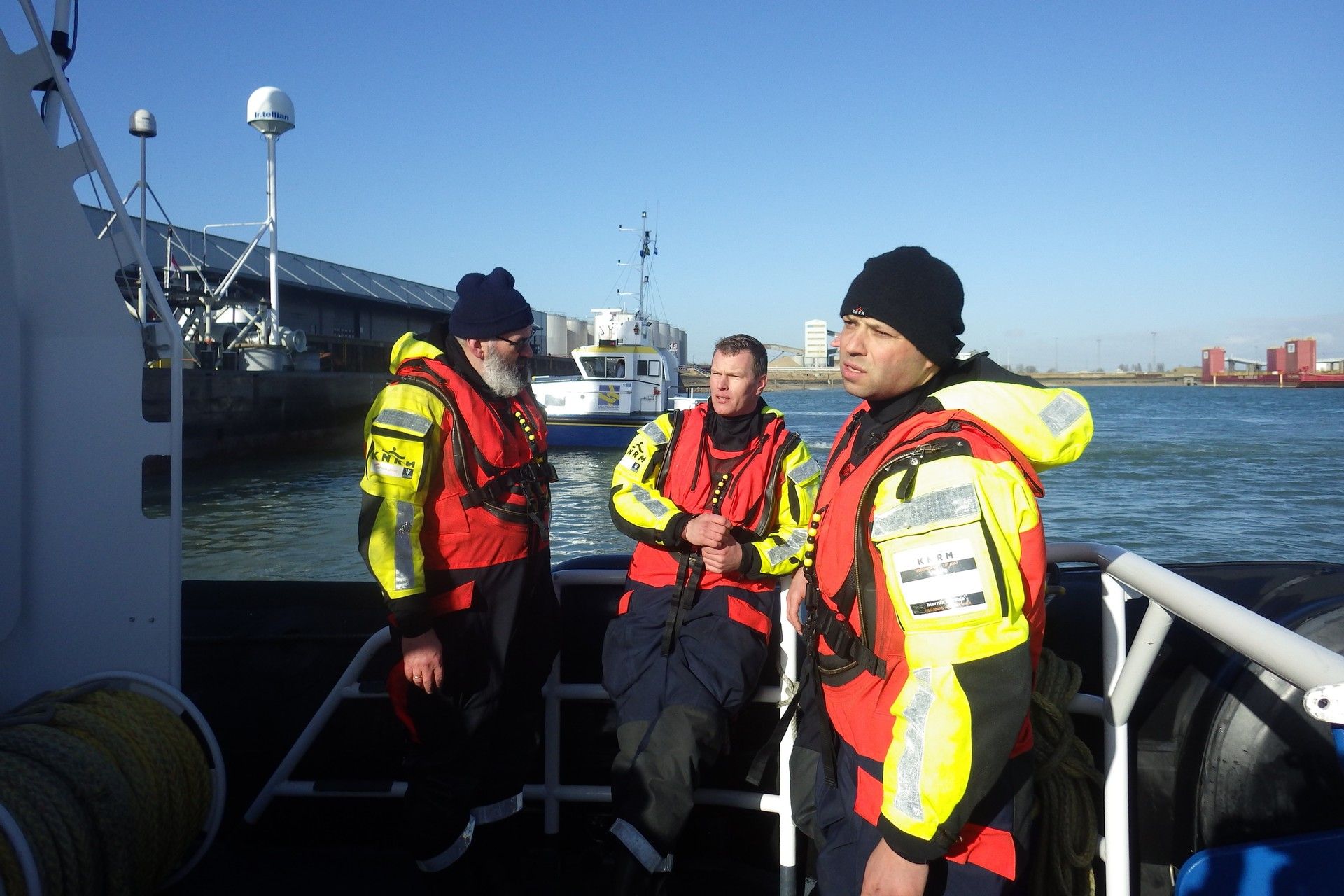 Zeemanshoop voer met bemanning van vier reddingstations