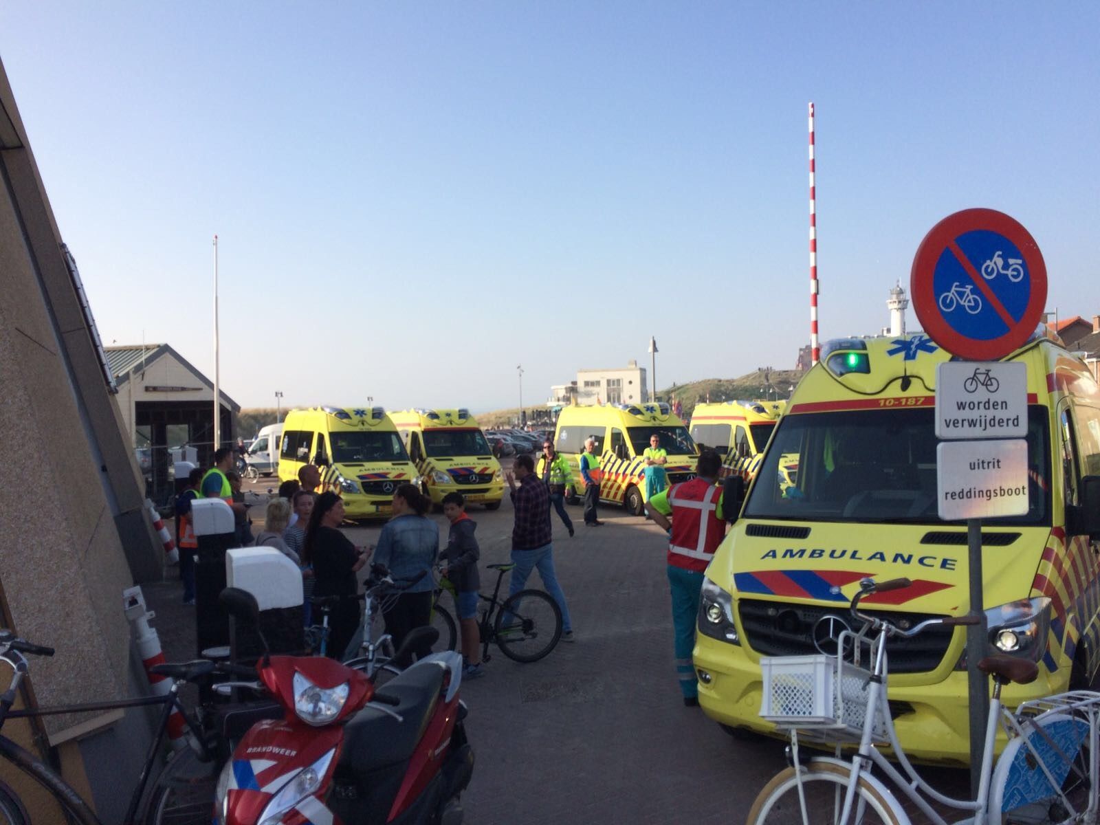 diverse ambulances op het voorterein van het boothuis in Egmond