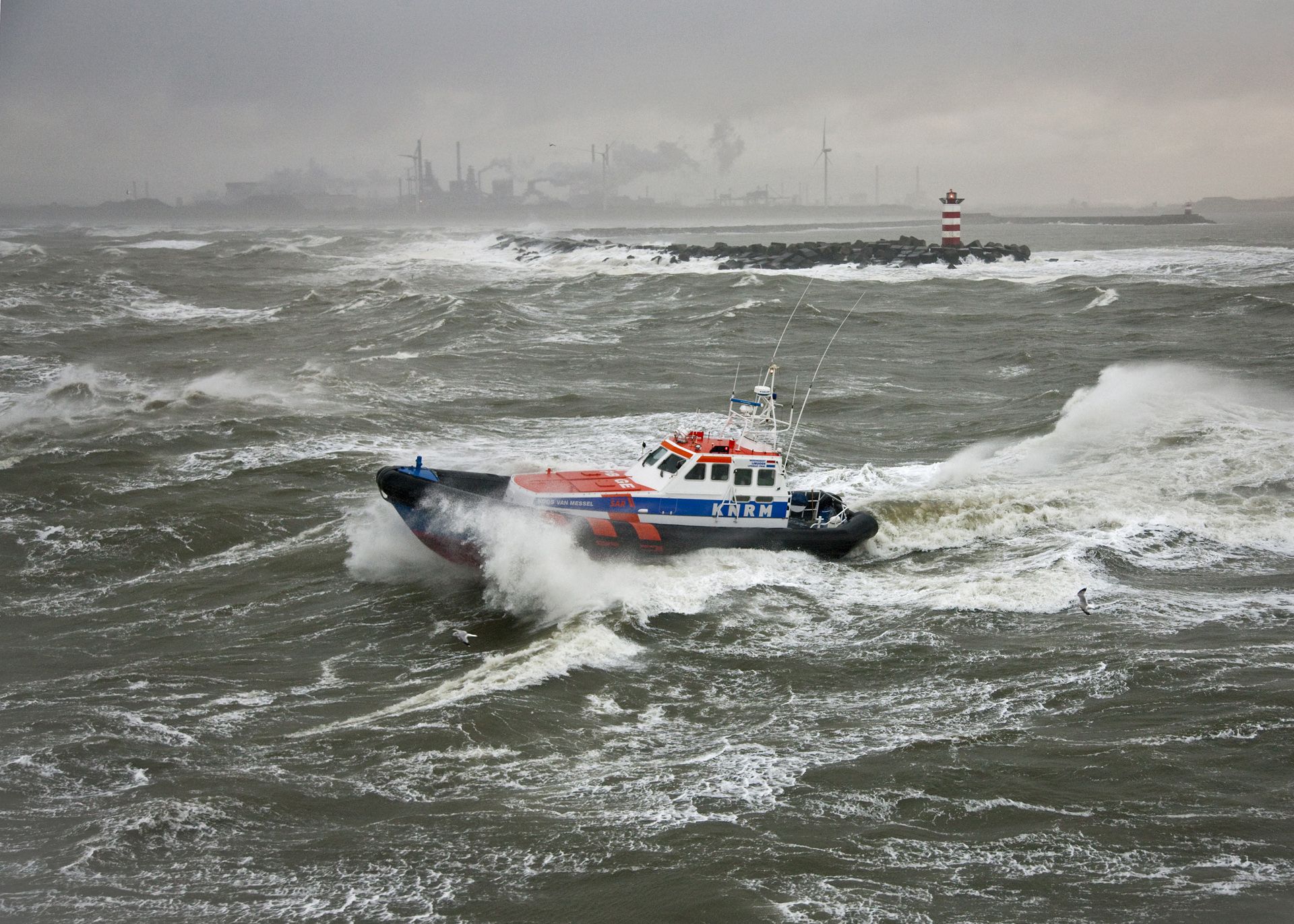 Reddingboot Koos van Messel in slecht weer voor de Noordpier van IJmuiden. Fotograaf: Flying Focus.
