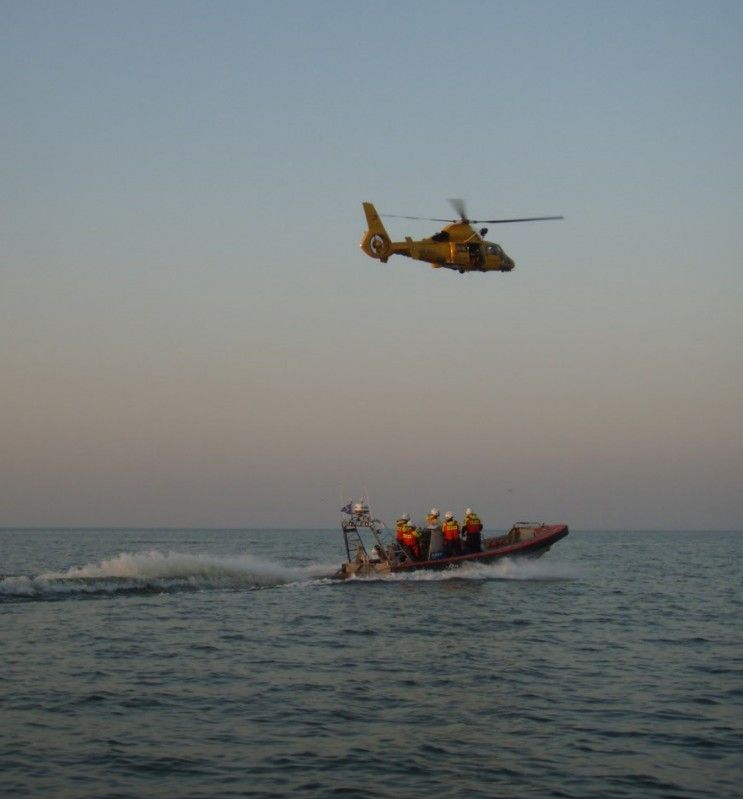 Archief foto: reddingboot t Span met SAR helikopter