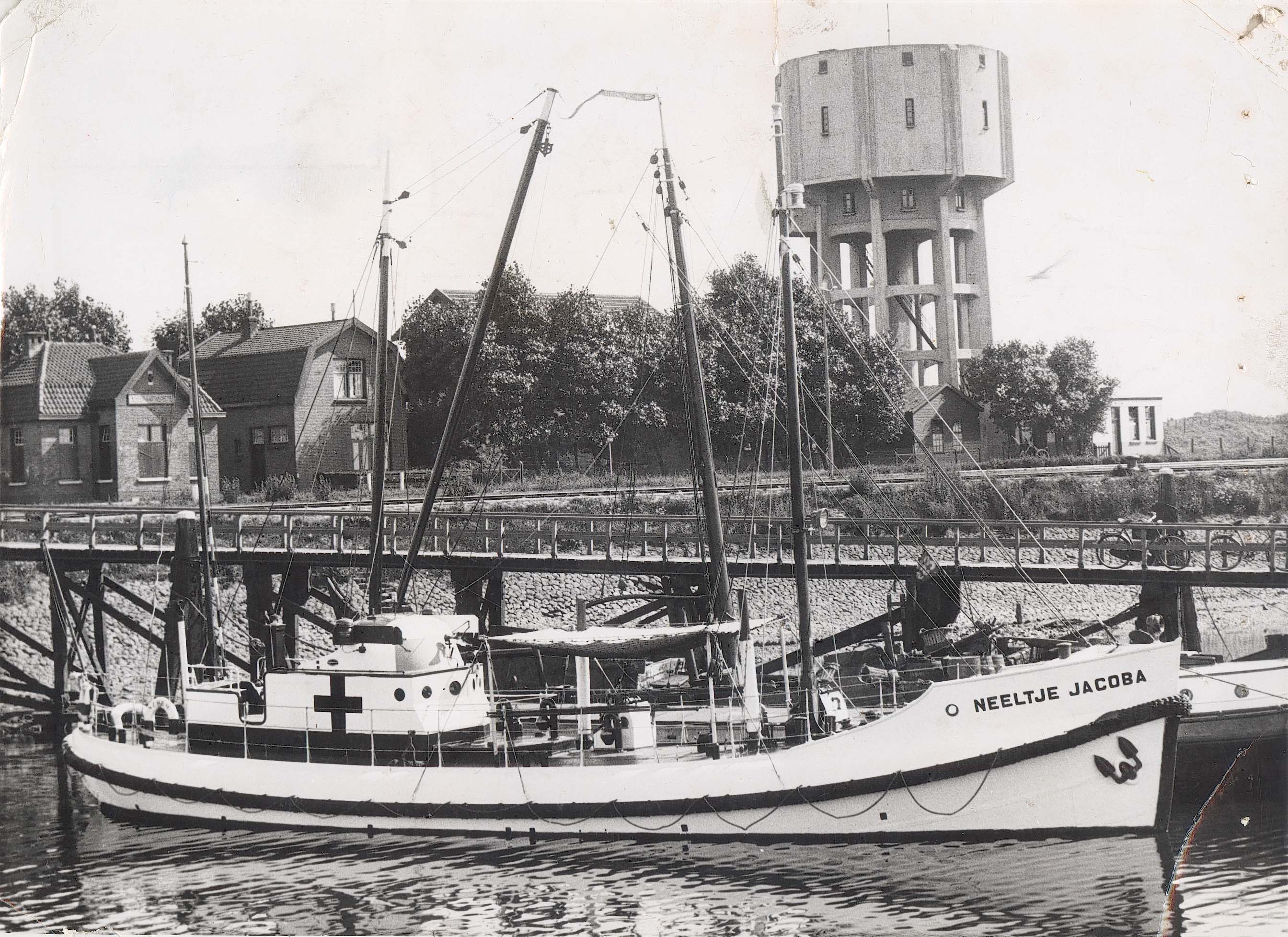 1941: de Neeltje Jacoba is wit geschilderd met een rood kruik op het stuurhuis als hospitaalschip in