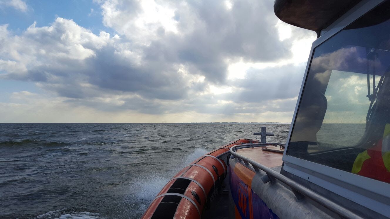 Reddingboot Watersport op terug tocht naar Enkhuizen met zeiljacht op sleep. KNRM Enkhuizen