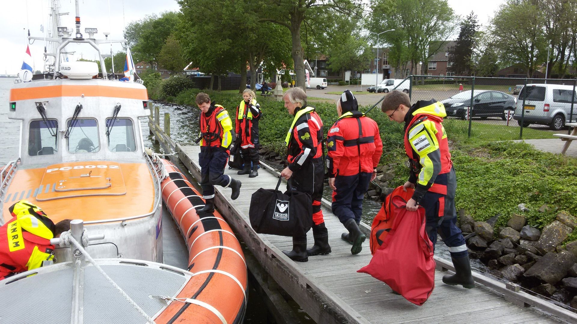 Raad van toezicht KNRM aat aan boord van reddingboot Watersport