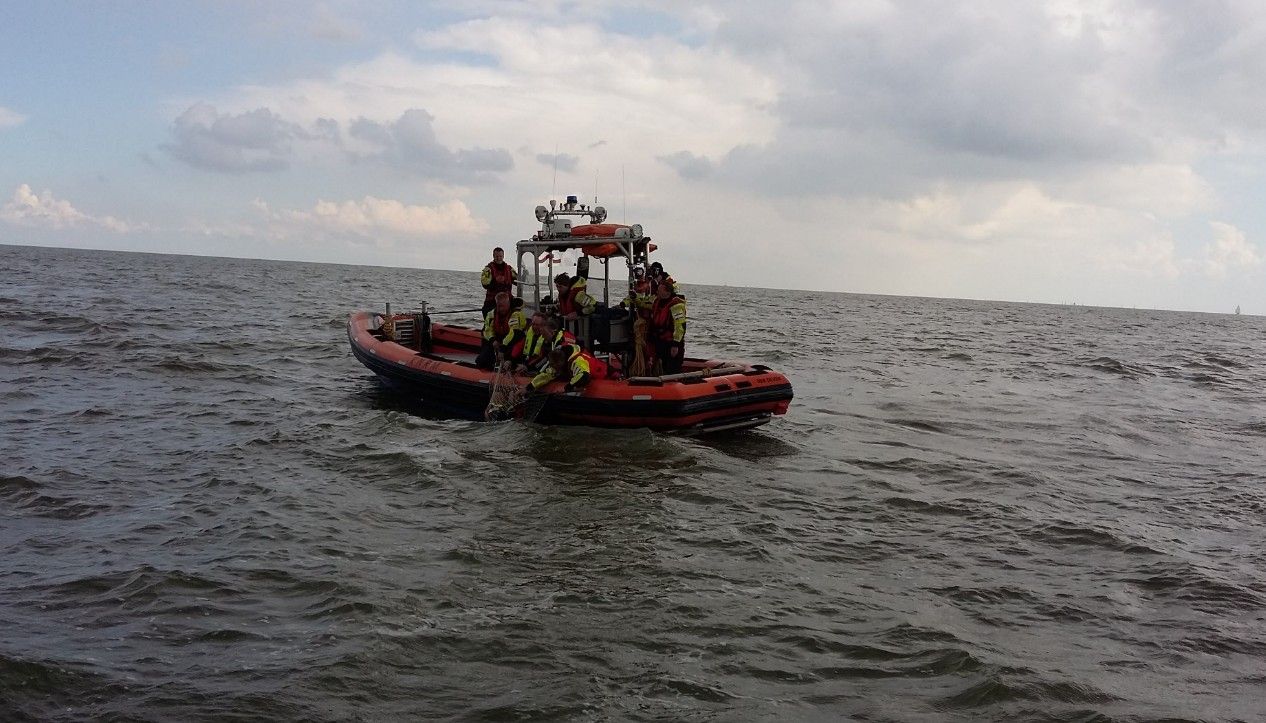 Man over boord oefening door reddingboot Johanna Margaretha