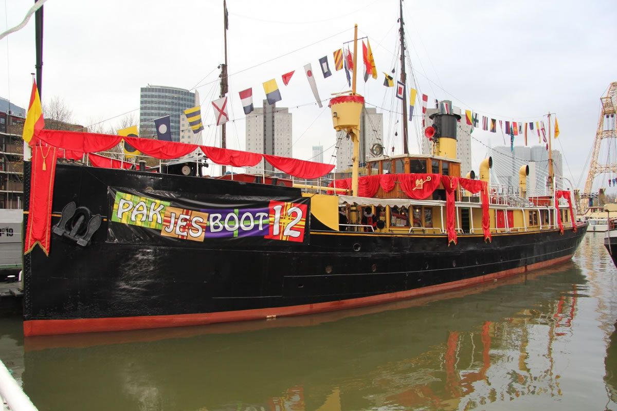 Pakjesboot12_Rotterdam_via_Sinterklaasbrigade_2013