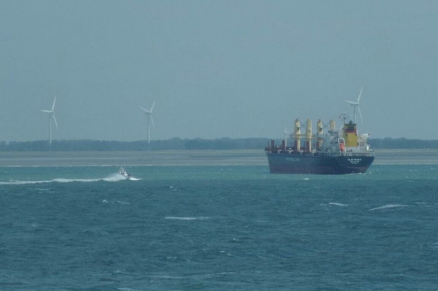 Reddingboot Zeemanshoop richting bulk carrier - Foto Jesse Meliefste