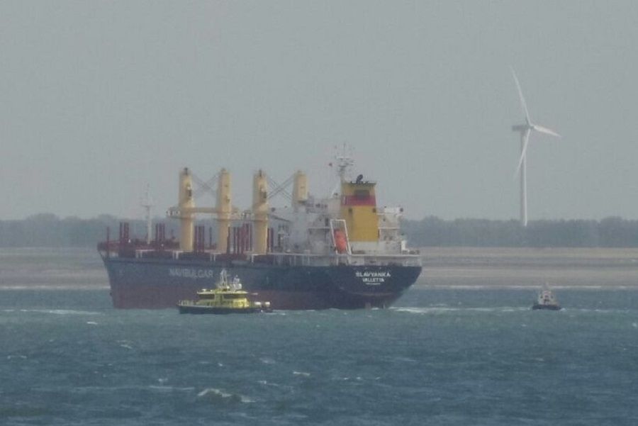 RWS 78 en Zeemanshoop bij bulk carrier - Foto Jesse Meliefste