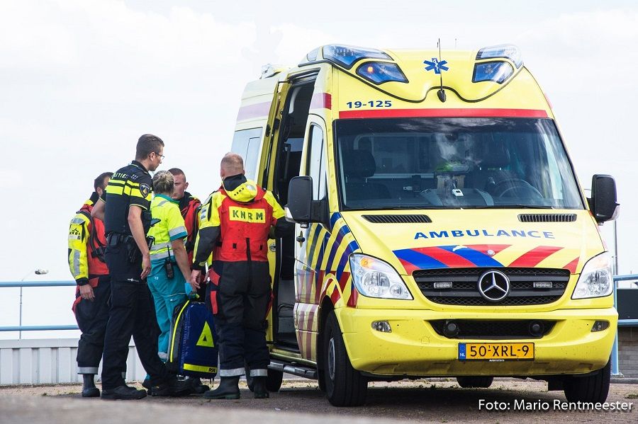 Gereed in ambulance voor transport naar Goes - Foto Mario Rentmeester