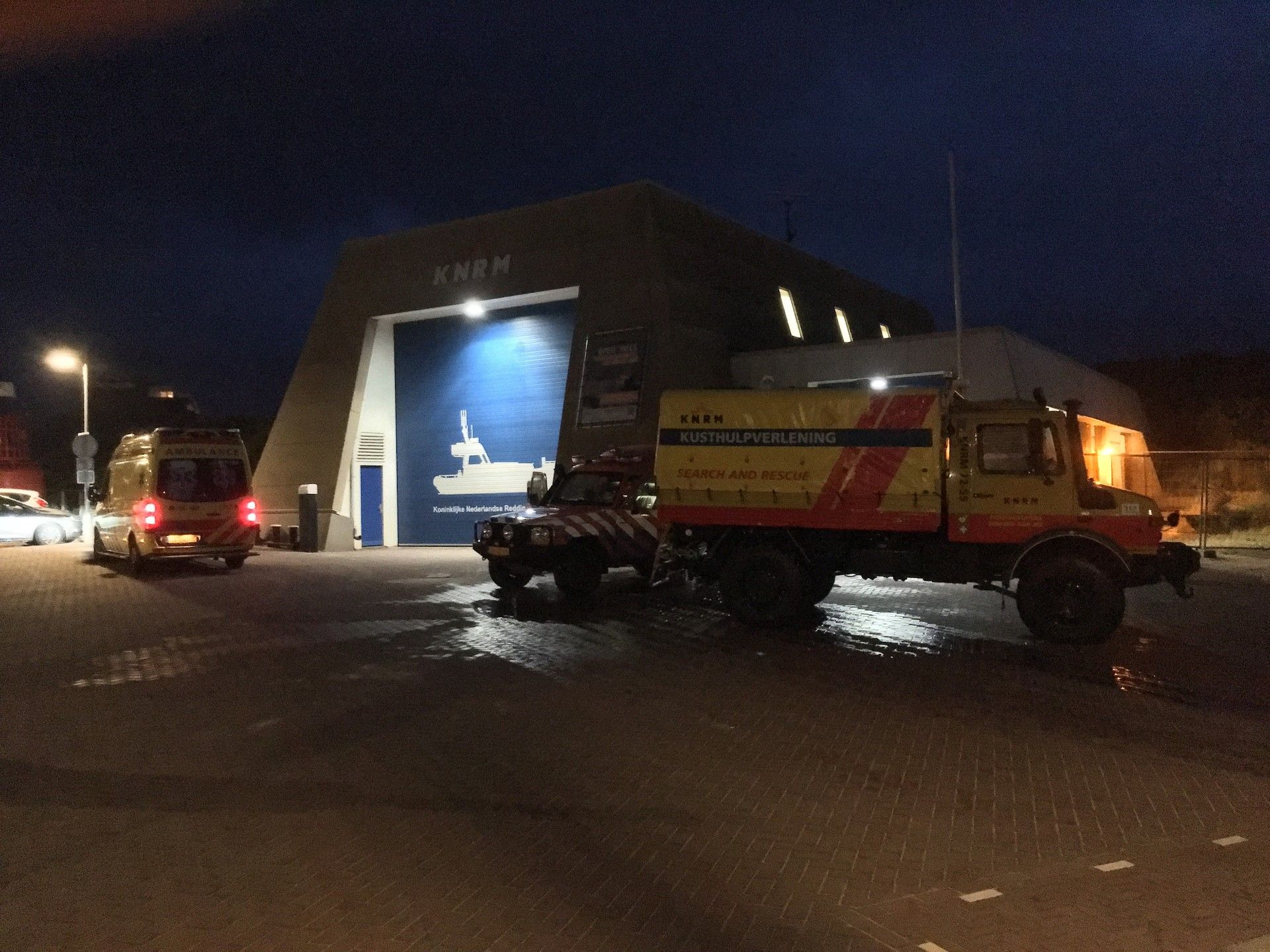 Ambulance, Reddingsbrigade & KNRM terplaatse bij het boothuis in Egmond