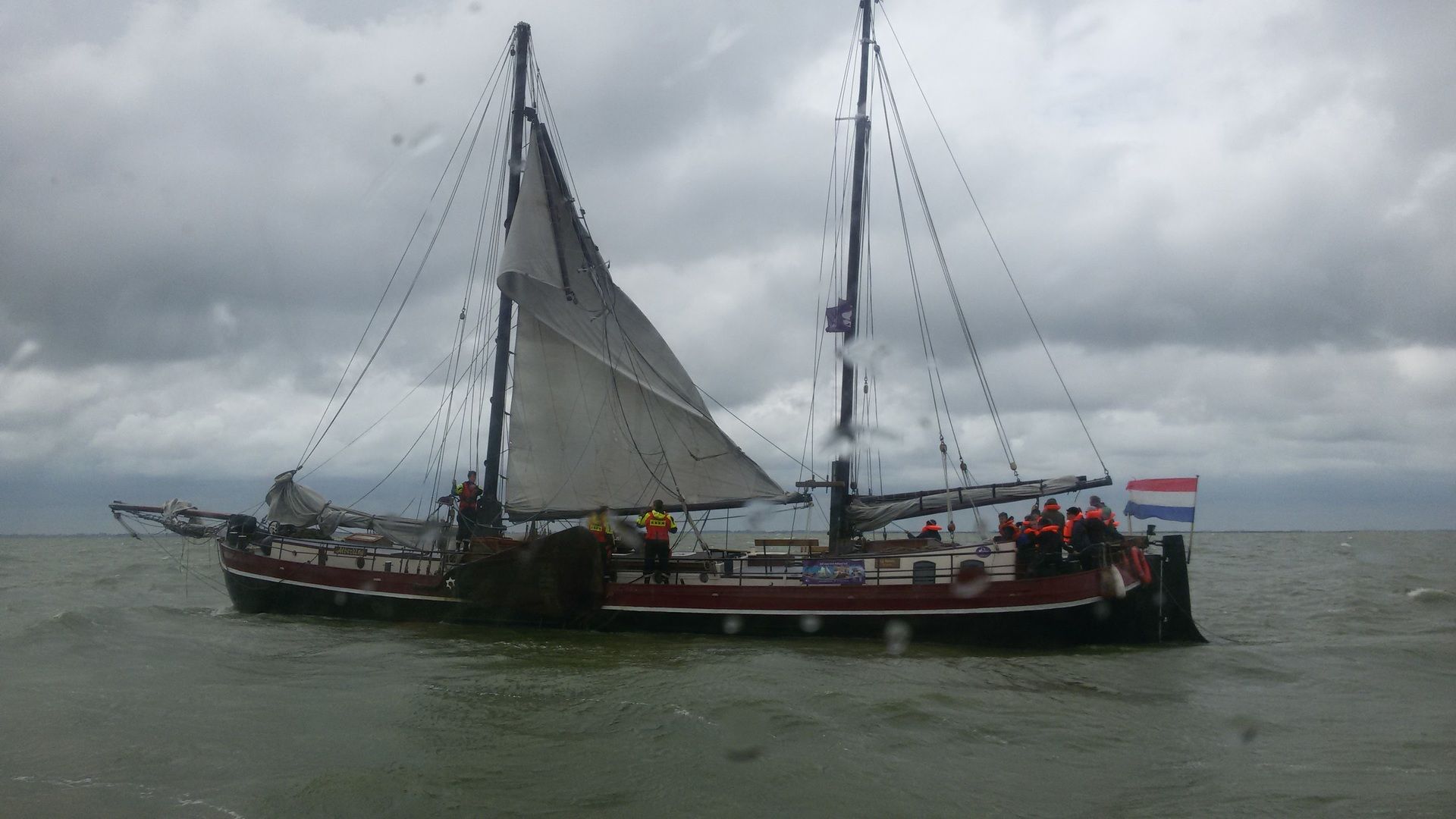 Charterschip met gebroken mast op het IJsselmeer. KNRM Enkhuizen