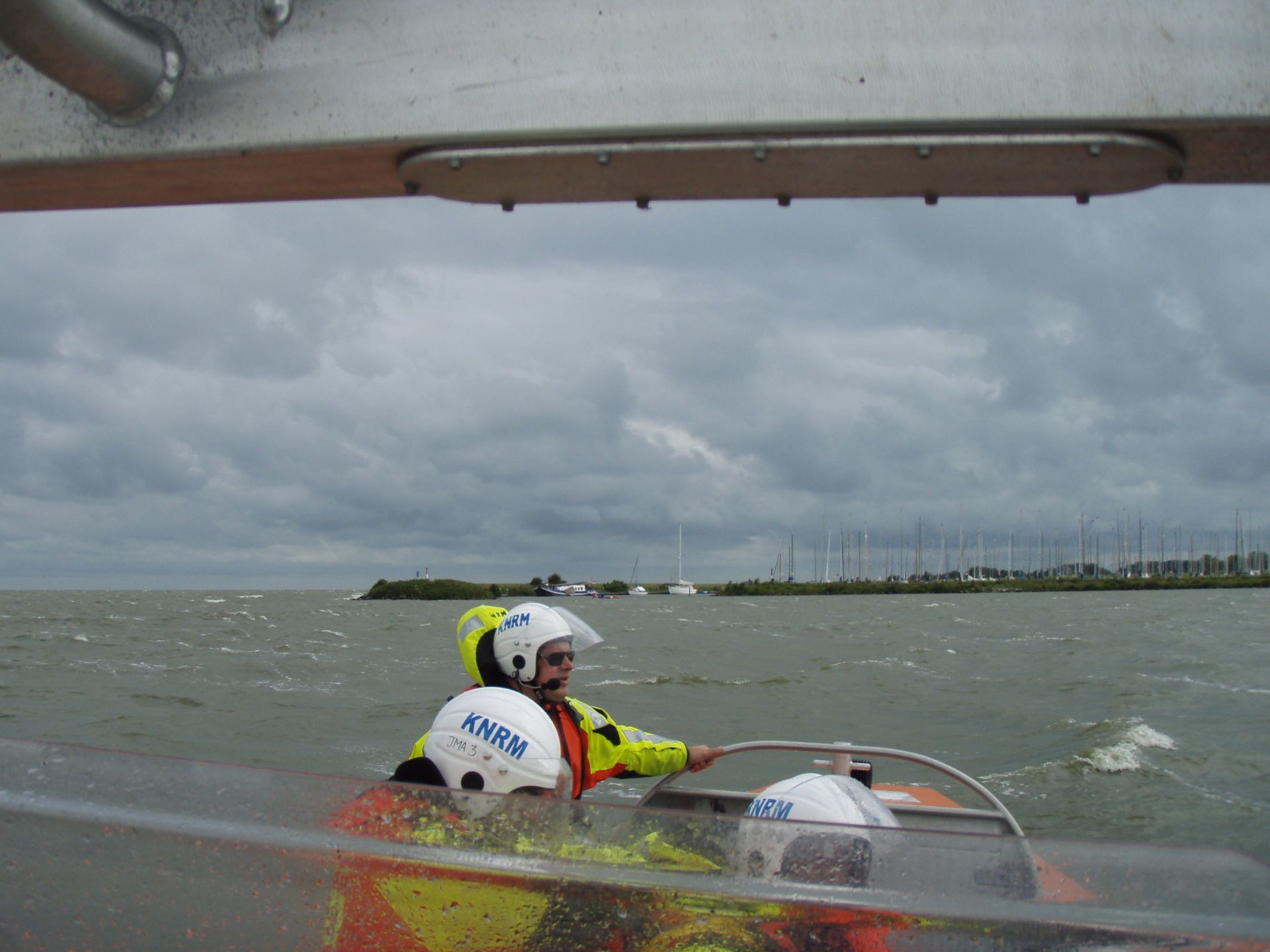 Foto vanaf reddingboot Johanna Maria in actie voor de omgeslagen optimisten