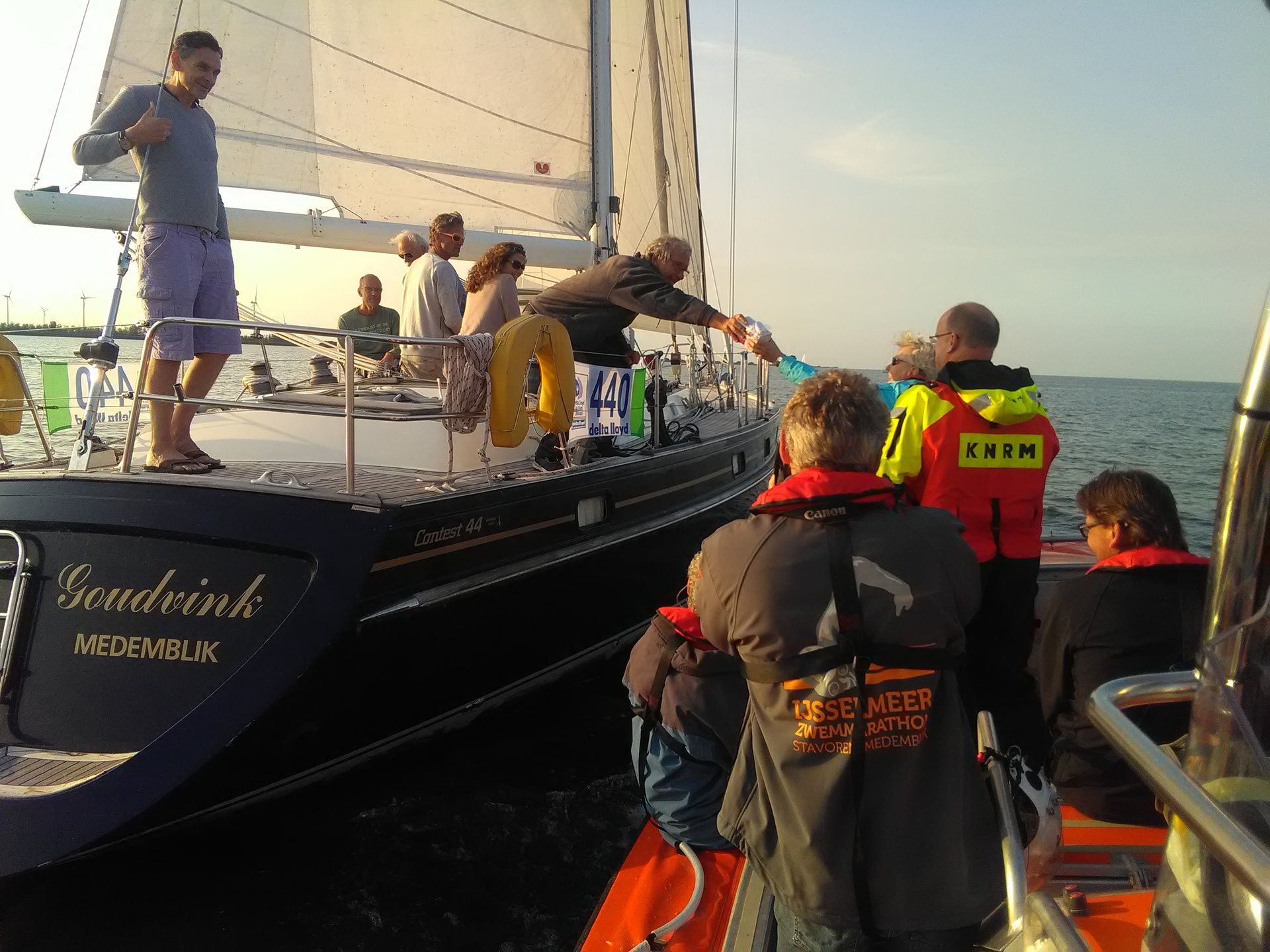Reddingboot Bernardine deelt koek uit tijdens de start van de 24 uurs race