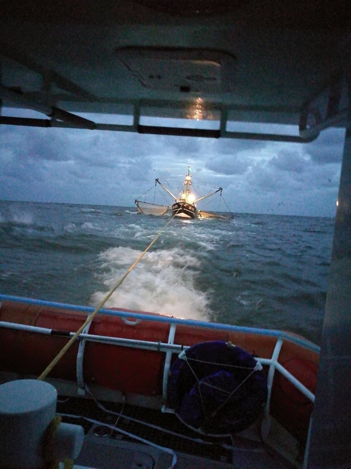 KNRM Egmond aan Zee heeft de kotter op sleep, fotograaf KNRM Egmond aan Zee