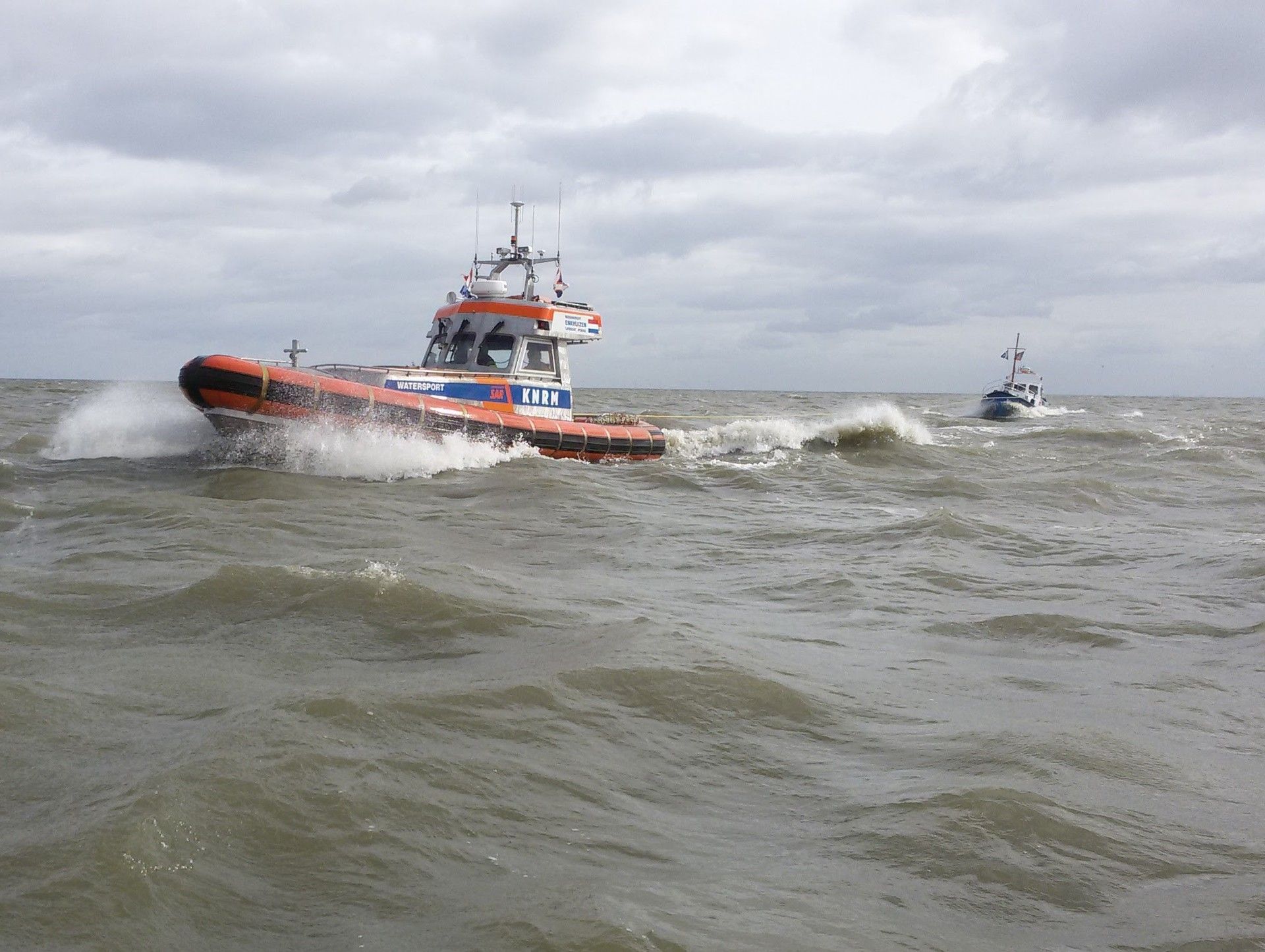 Reddingboot Watersport heeft vormalig reddingboot Prins Bernard op sleep 