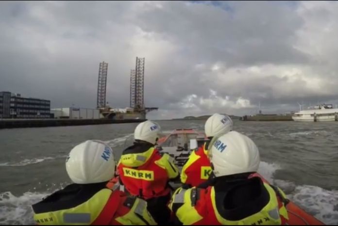 Reddingboot t Span vertrekt uit de haven van IJmuiden voor een proefvaart