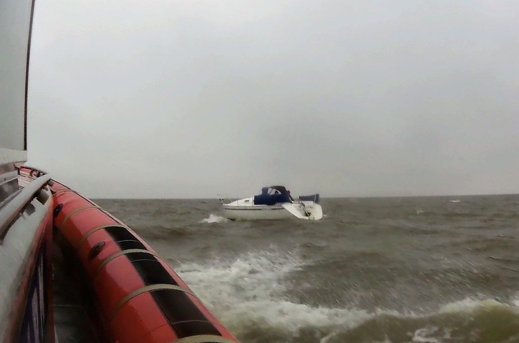 Reddinboot Watersport ariveert bij het zeiljacht. KNRM Enkhuizen