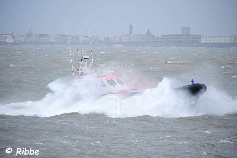 Reddingboot Koos van Messel keert terug naar haven - Foto Ronald Ribbe