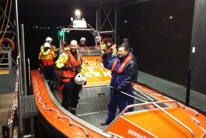 Gasten kijken mee met een oefening van reddingboot Bernardine