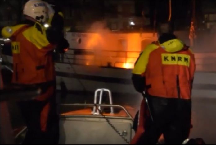 Oefening scheepsbrand door KNRM en Brandweer Medemblik