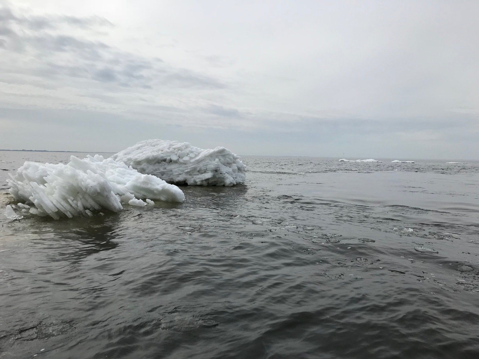 metershoge ijsschotsen op het IJsselmeer