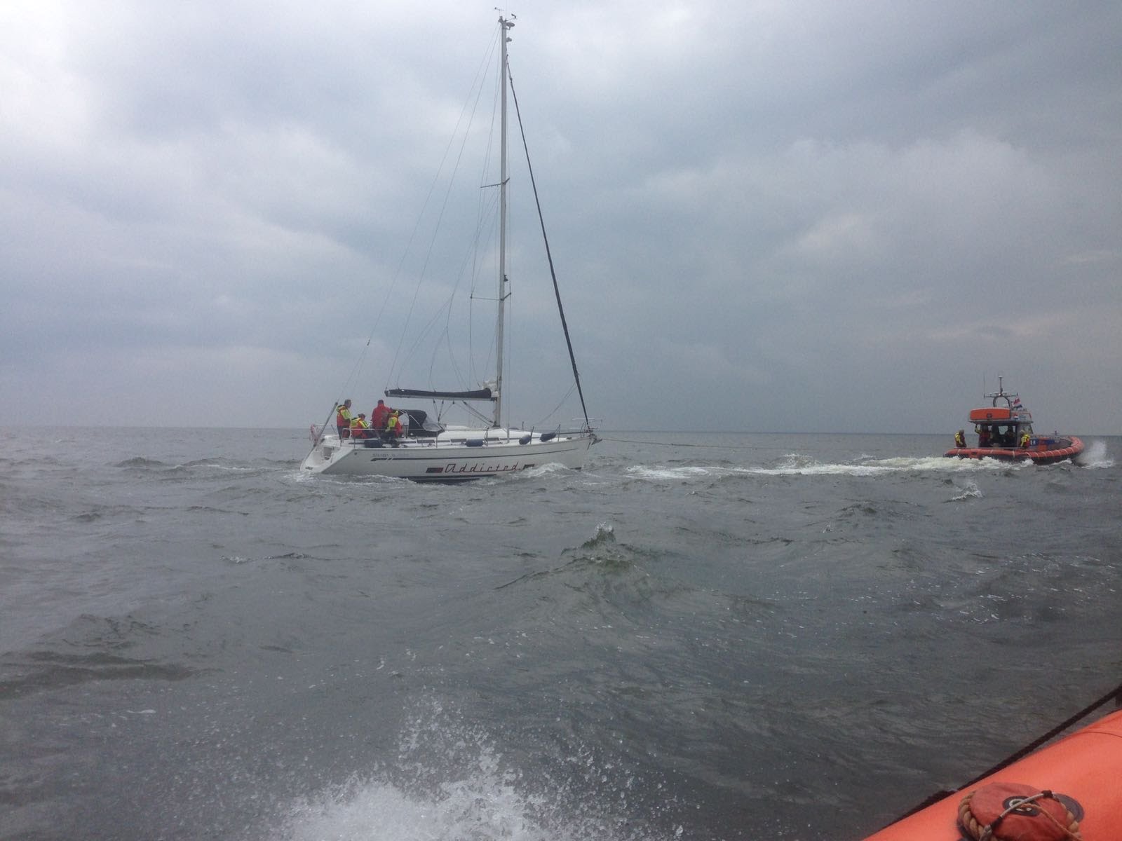 Zeiljacht met motorstoring op het IJsselmeer. KNRM Enkhuizen