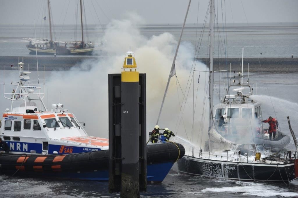 Brand aan boord in de haven van Terschelling (foto Sytse Schowstra)