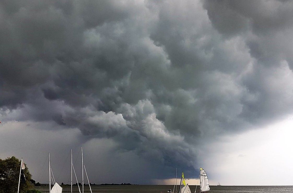 Onweer boven het IJsselmeer