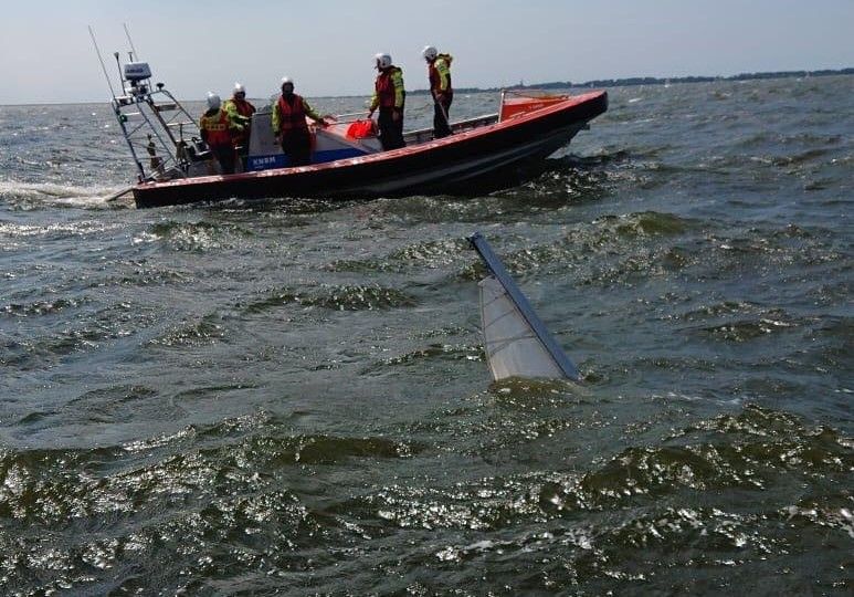 Gezonken zeiljacht op het IJsselmeer bij Enkhuizen. foto KNRM Medemblik
