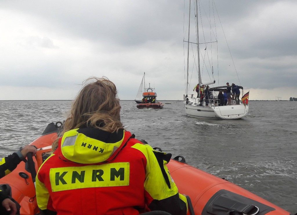Zeiljacht met motorstoring op het IJsselmeer. KNRM Enkhuizen.