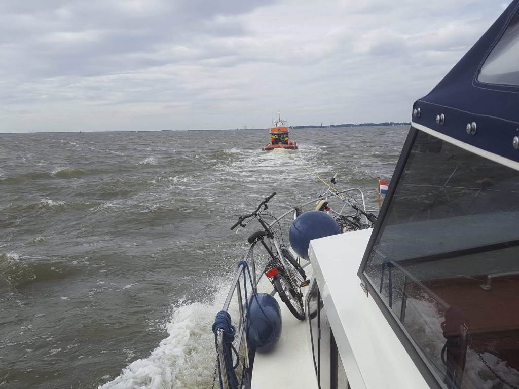 Motorjacht met vuile brandstof op het IJsselmeer. KNRM Enkhuizen.