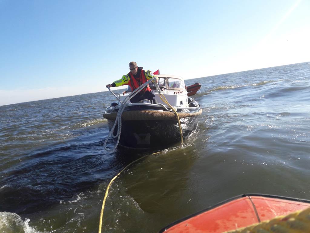 Motorjacht met motorstoring op het IJsselmeer. KNRM Enkhuizen.