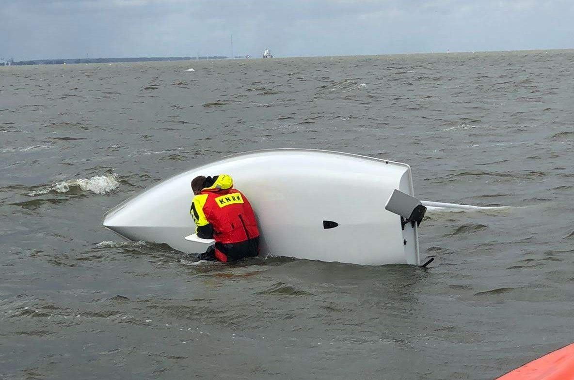 Omgeslagen open zeilbootjes door onweer op het IJsselmeer. KNRM Enkhuizen.