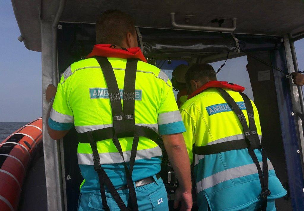 Reddingboot Watersport onderweg met ambulancepersoneel. KNRM Enkhuizen