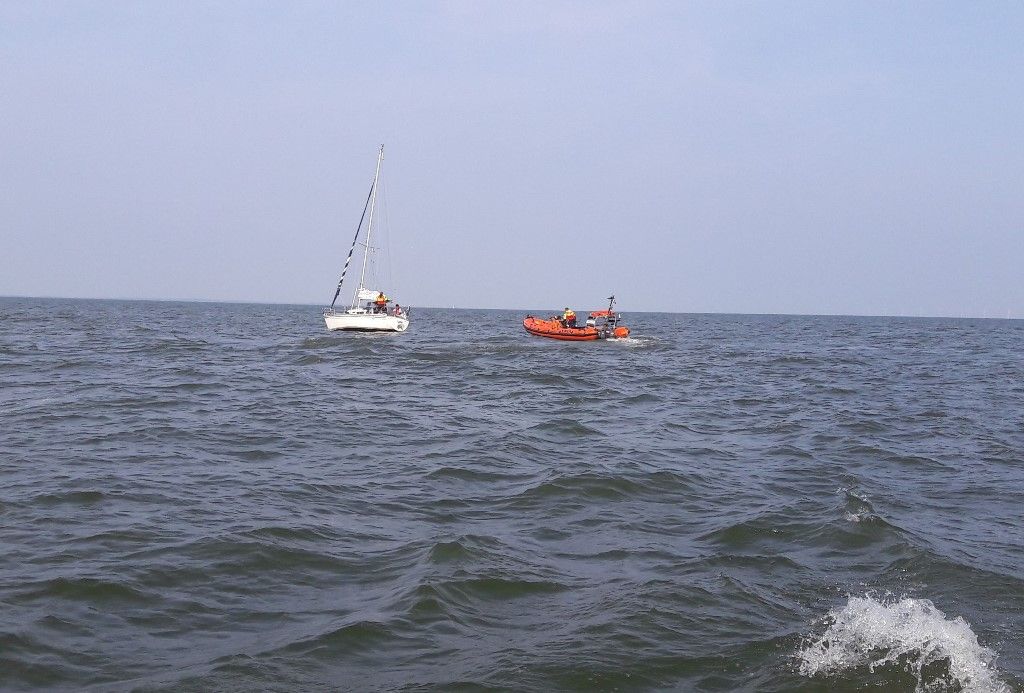 Het zeiljacht werd snel gevonden door reddingboot Corrie Dijkstra. KNRM Enkhuizen