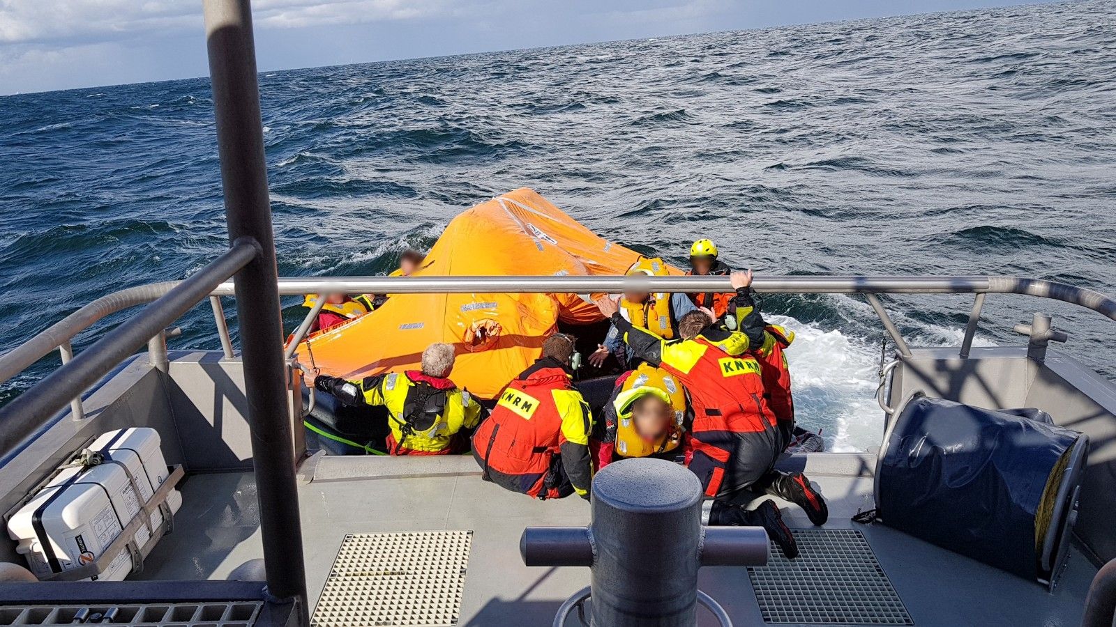 De Denen worden aan boord van reddingboot Nh1816 genomen