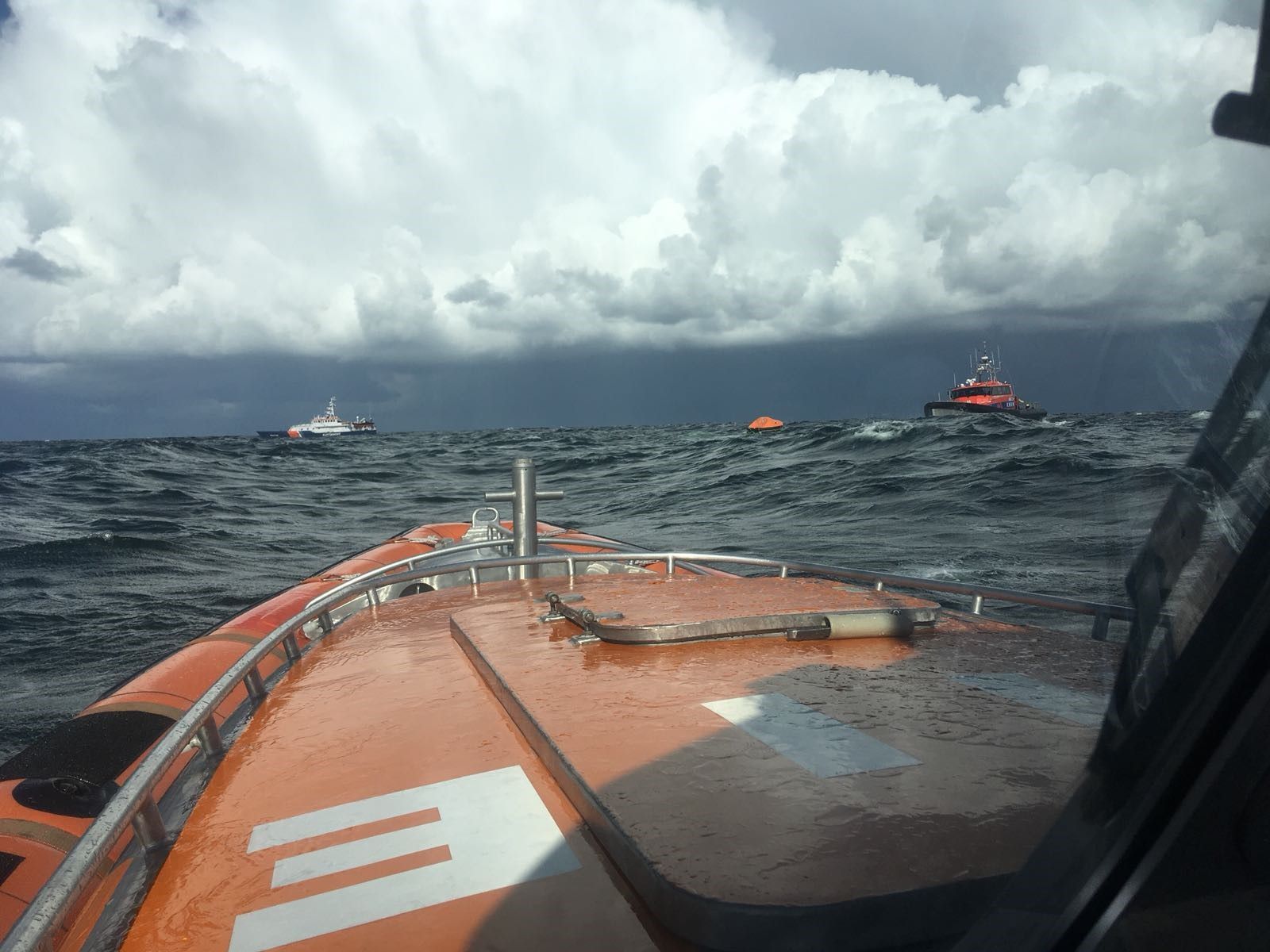 Situatie ter plaatse met Kustwacht, vlot, Nh1816 vanuit reddingboot Paul Johannes van KNRM Noordwijk